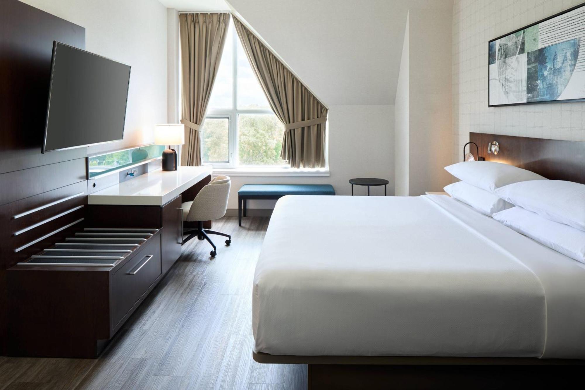 Delta Hotels By Marriott Фредериктон Экстерьер фото