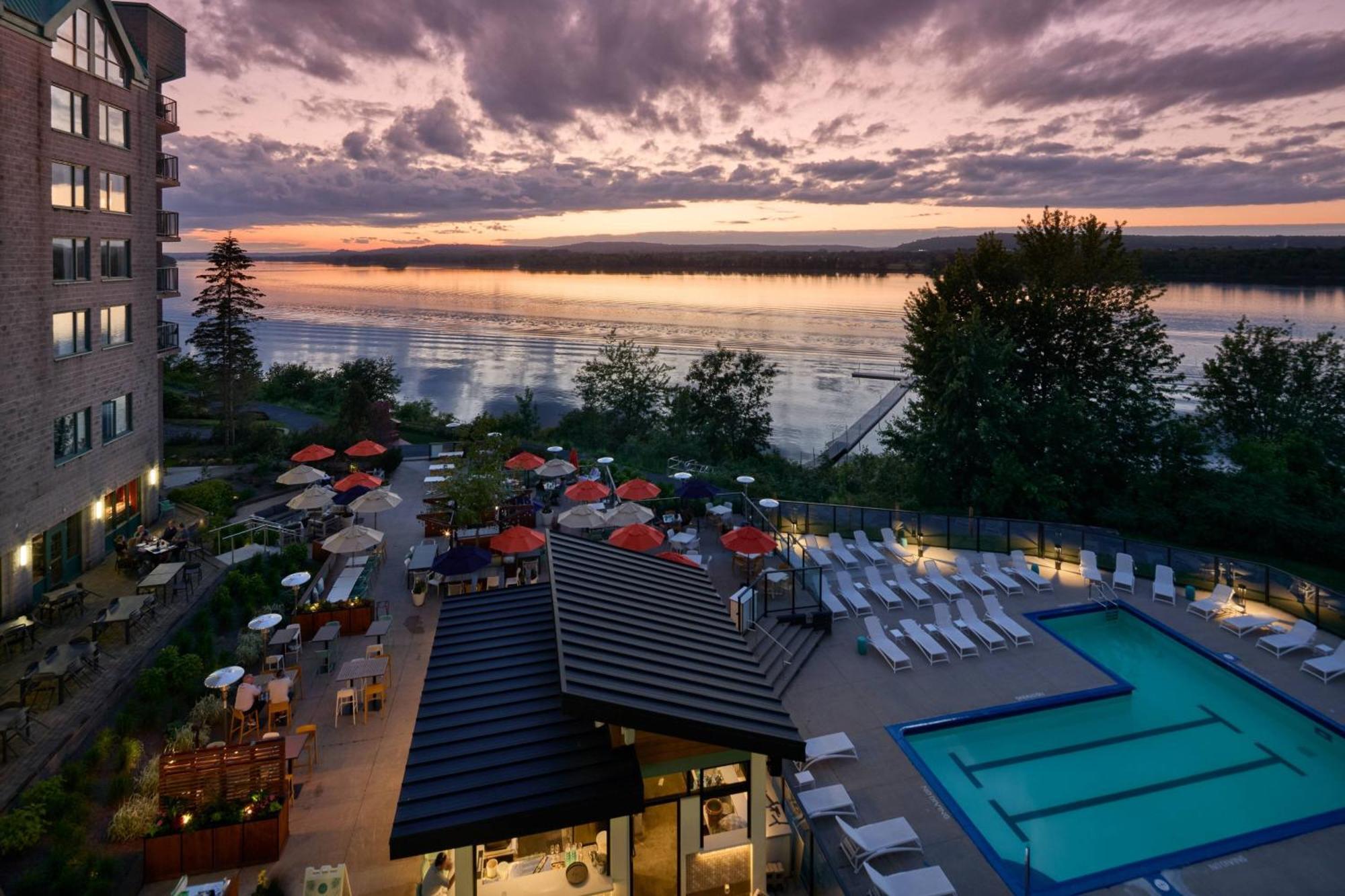 Delta Hotels By Marriott Фредериктон Экстерьер фото