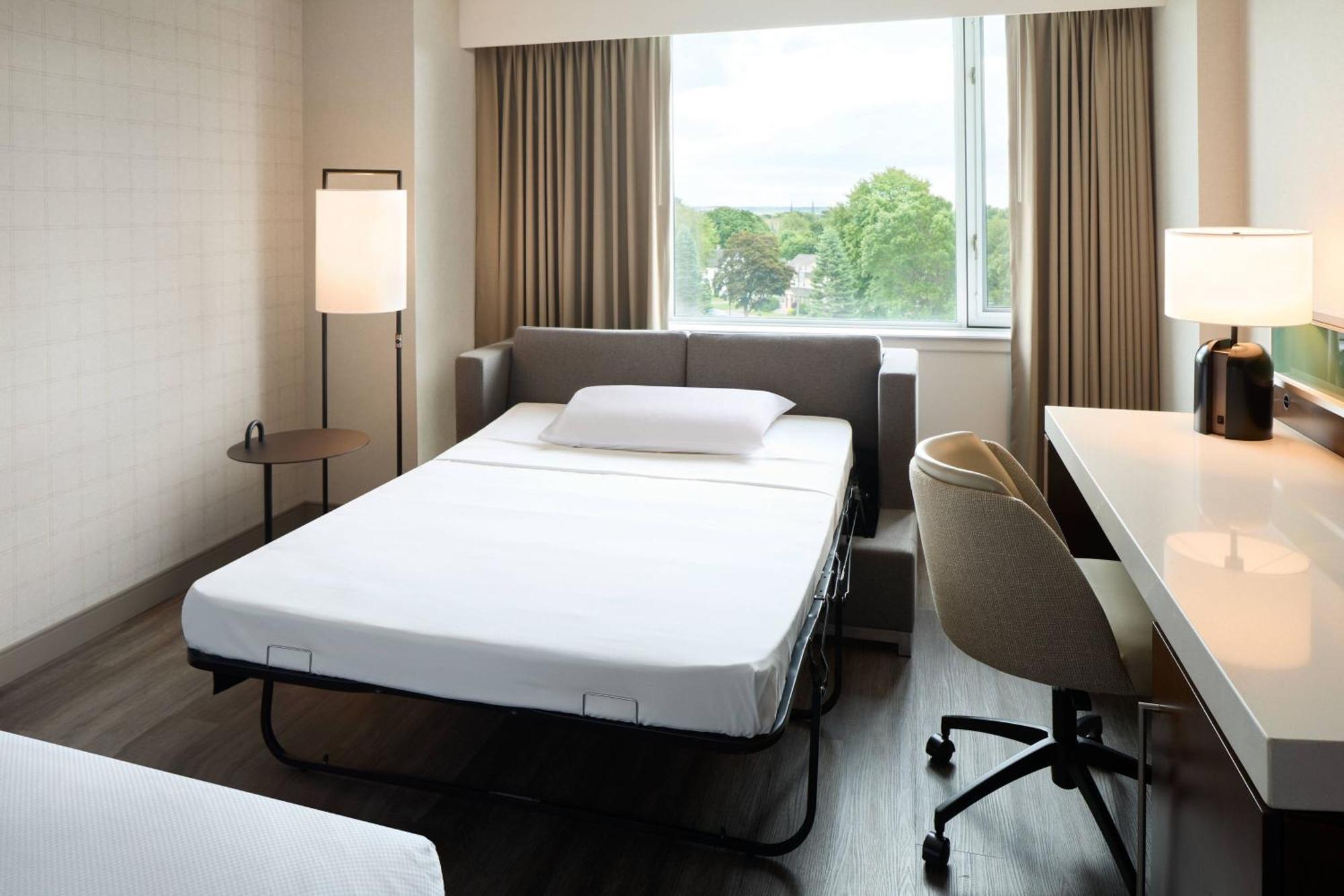 Delta Hotels By Marriott Фредериктон Экстерьер фото