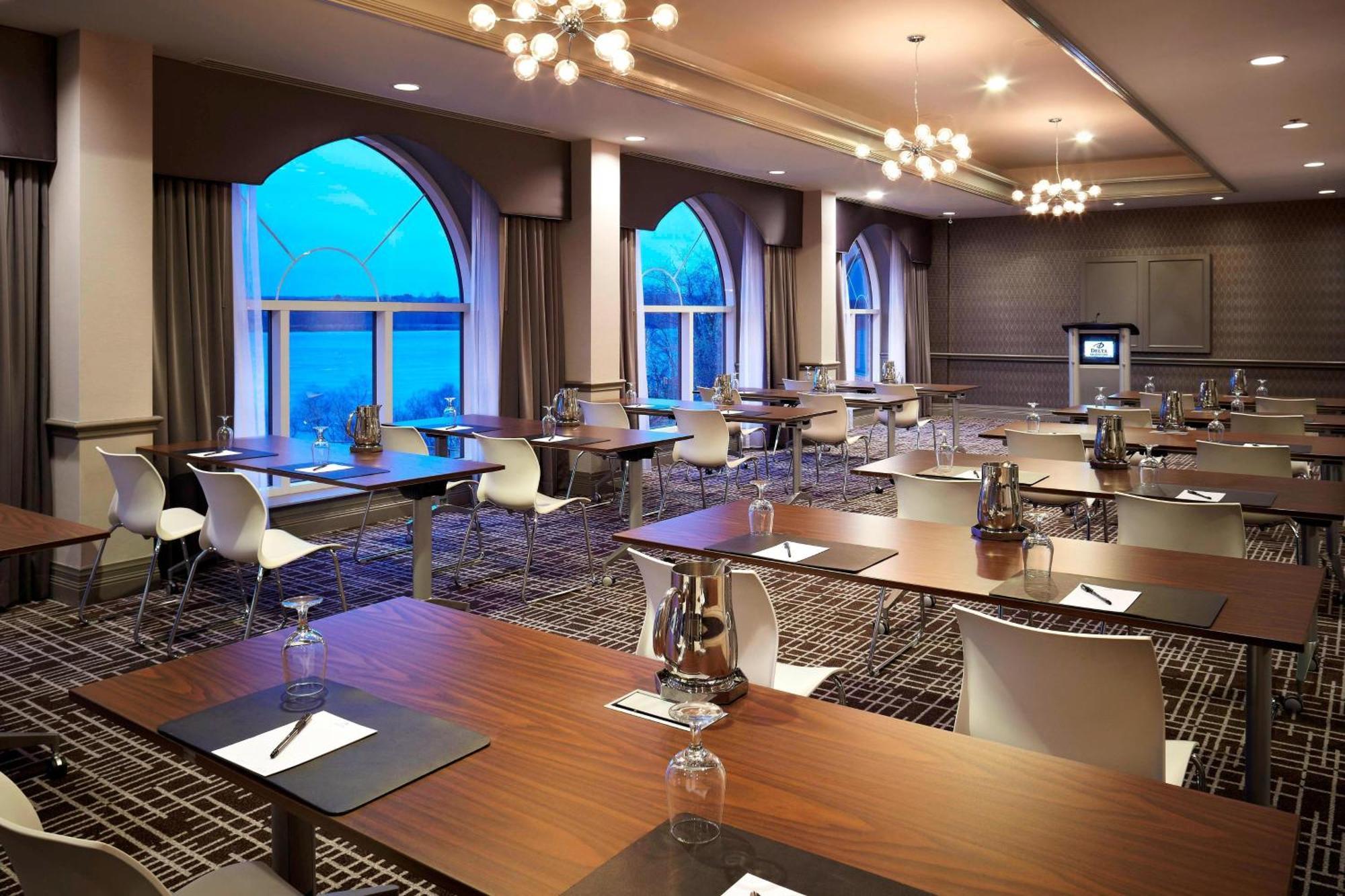 Delta Hotels By Marriott Фредериктон Экстерьер фото